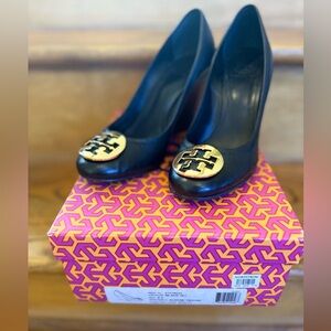 Tory Burch Black Pumps with Gold Emblem